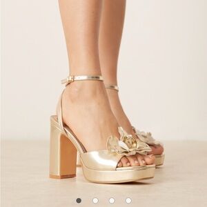 Glamorous platform heeled sandals with flower in gold